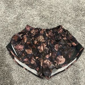 Lululemon Hotty hot  short 2.5”